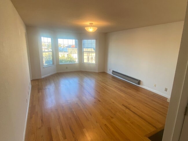 Building Photo - Epic Real Estate & Asso. Inc. - Beautiful, Spacious & Sunny 2 br/2ba Condo Available in Mission -...