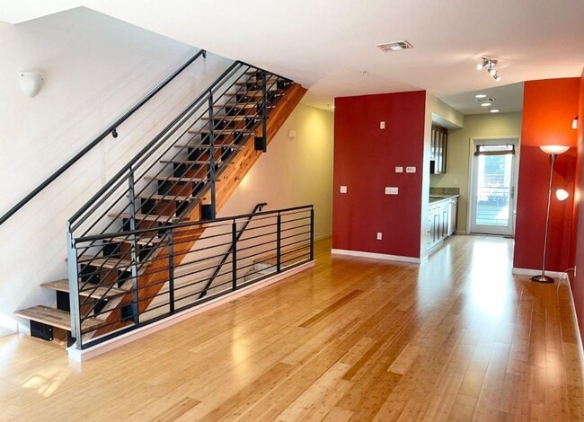 Building Photo - 32 Glashaus Loop