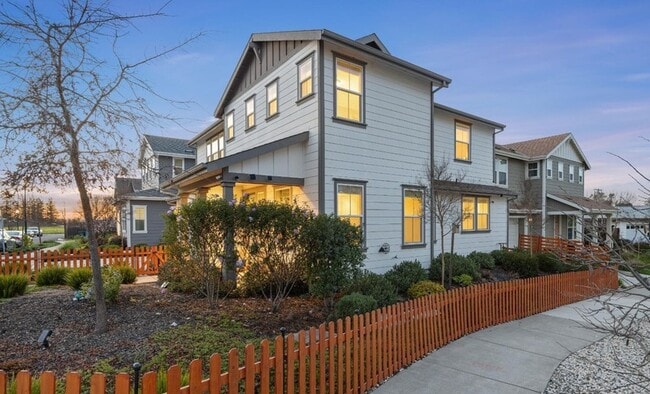 Building Photo - 1747 Linden Ln