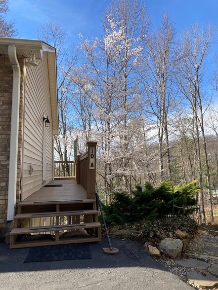 Attractive views - 10 Hillsboro Dr