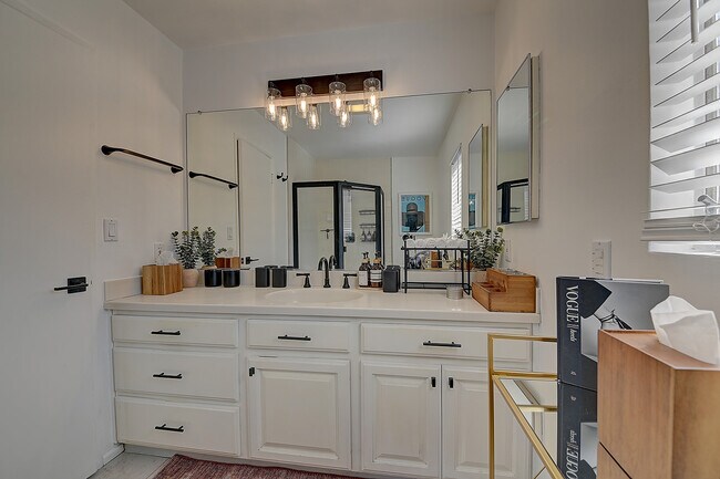 Building Photo - 444 N Shattuck Pl