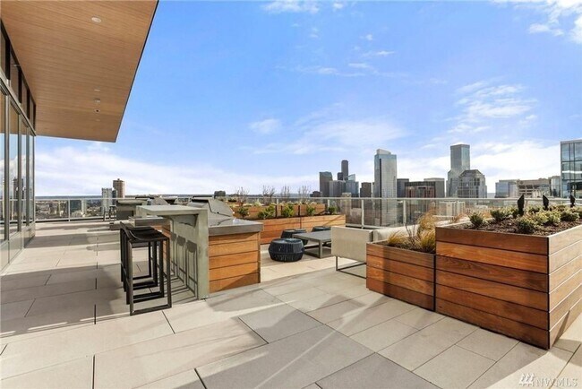 Building Photo - Luxurious 2 bed/ 2 bath unit conveniently ...