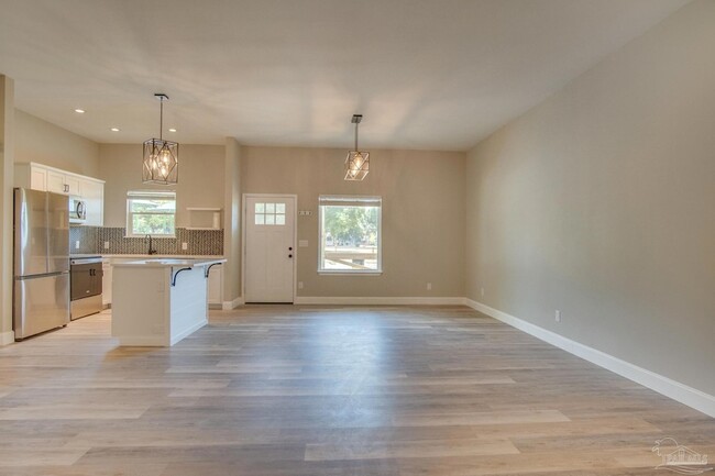 Building Photo - 203 S L St