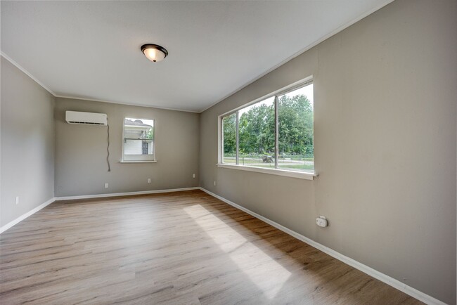 Building Photo - FREE MONTH RENT! Freshly Updated 3 Bedroom House