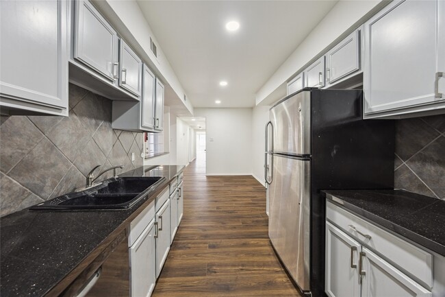 Building Photo - 705 Harold St