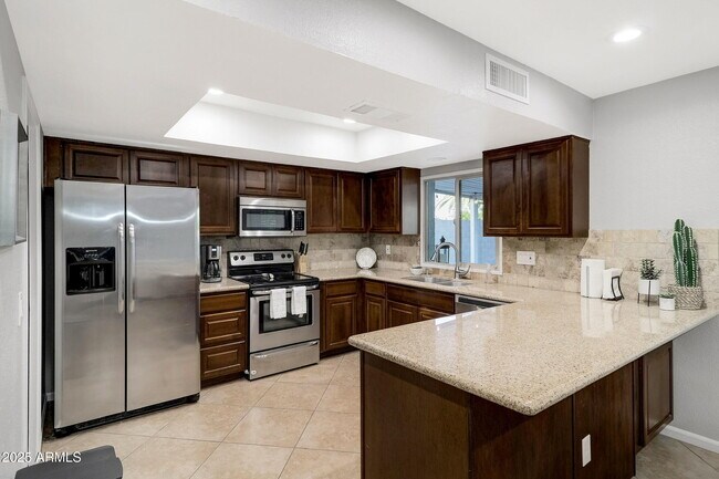 Building Photo - 5803 S Kenwood Ln