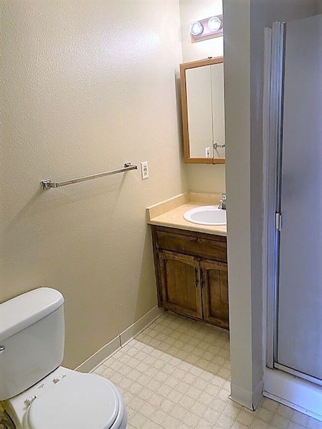 Building Photo - Cute house in Enterprise Area!!