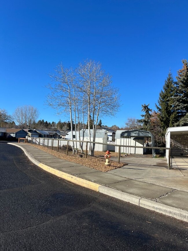 Building Photo - Duplex in SW Redmond