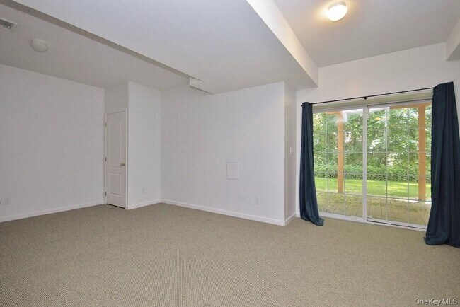 Building Photo - 836 Huntington Dr