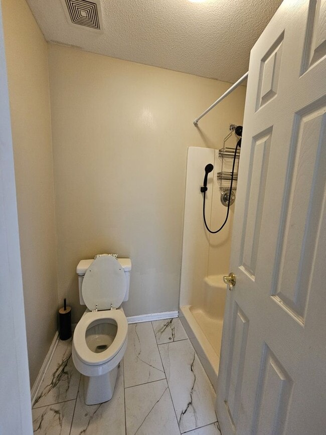 Building Photo - Charm & Convenience