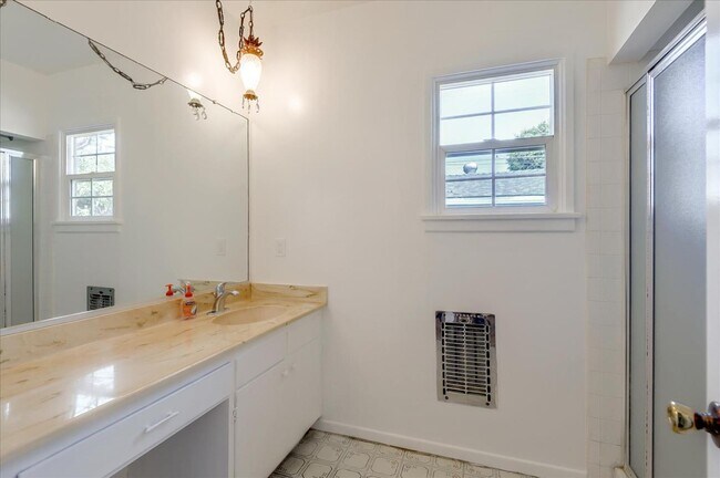 Building Photo - 3532 Maplewood Ave
