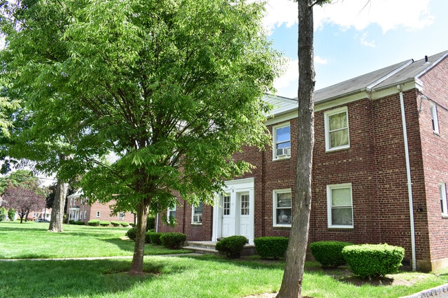 Building Photo - Belle Gardens