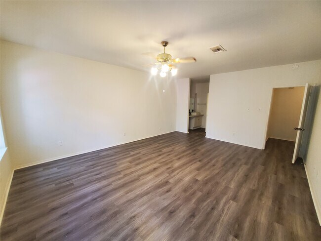 Building Photo - 17473 Red Oak Dr
