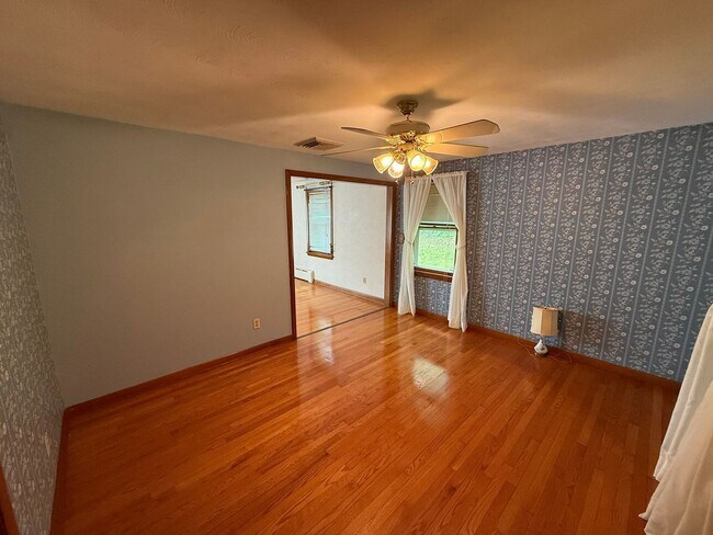 Building Photo - Beautiful 3 Bed, 1 Bath Single Family for Rent in Broad Brook!