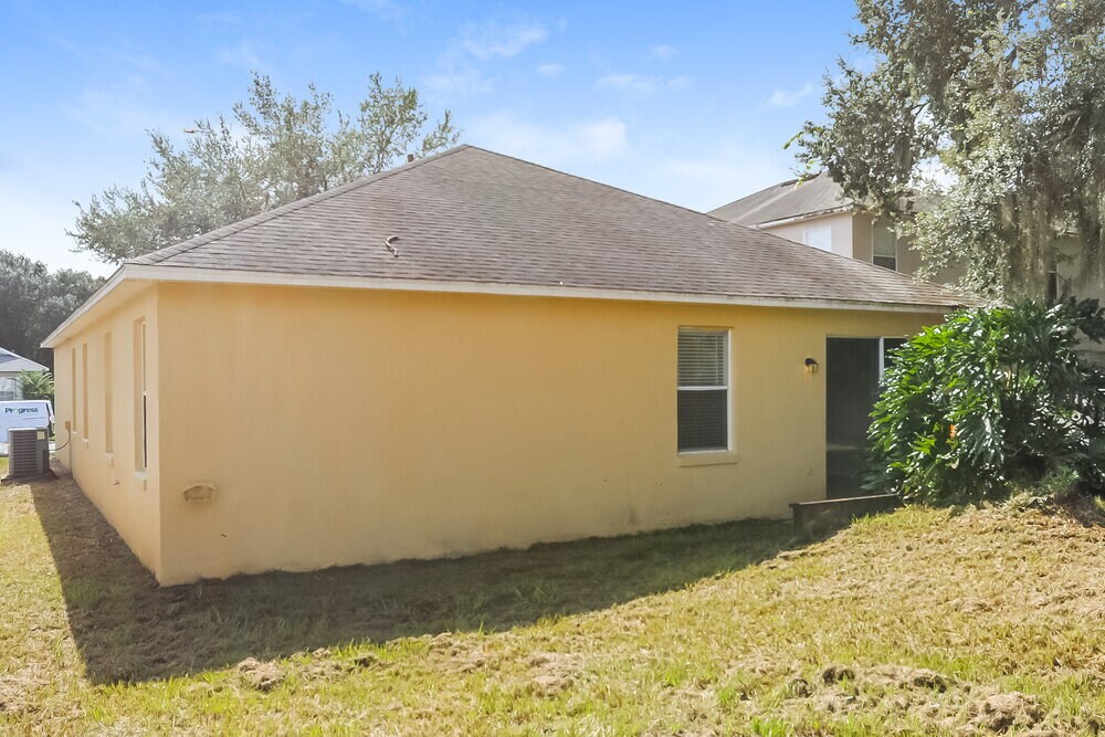 Building Photo - 13761 Meadowpark Ave