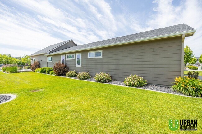 Building Photo - Single Story home with 2 bed and office fo...