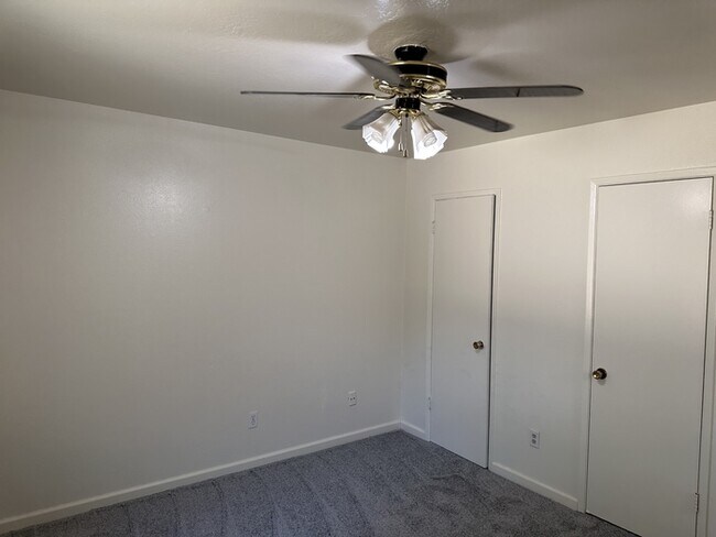 Building Photo - Welcome to Woodside Drive! Opportunity awa...