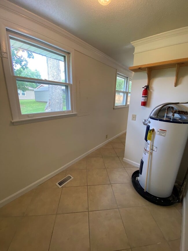 Building Photo - 3 Bedroom Pet Friendly Home For Rent!
