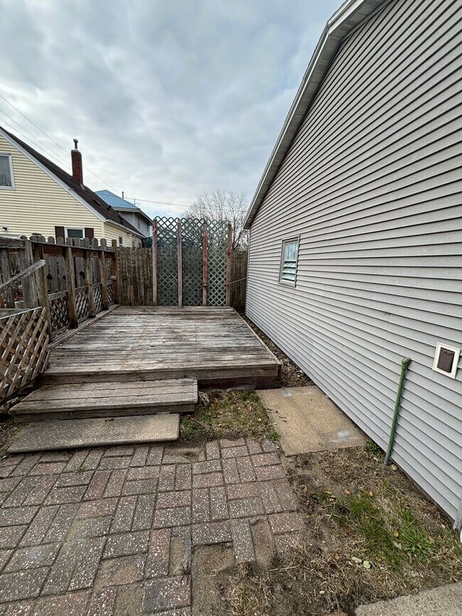 Building Photo - 2 Bedroom 2 Bathroom Single Family Home