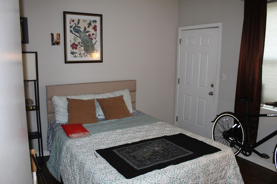 guest room - 946 W Fry St