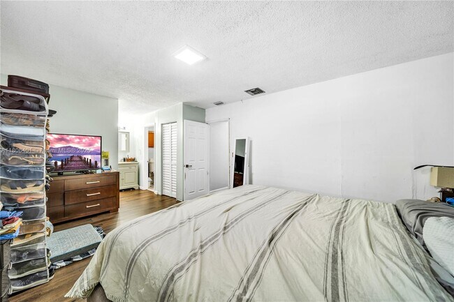 Building Photo - 875 E 29th St