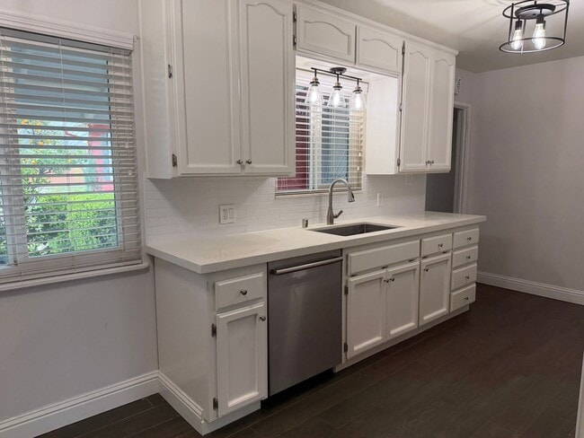 Building Photo - Adorable 3 bedroom 1.5 bath home garden setting