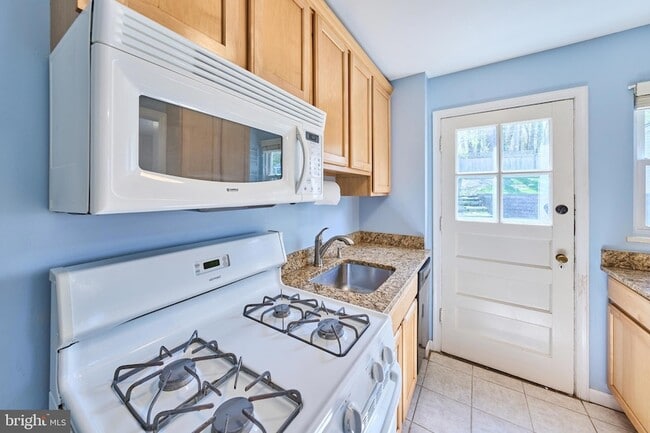 Building Photo - 2319 Riverview Terrace