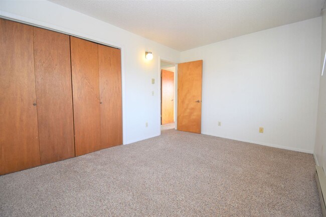 Building Photo - Top Floor Large 2 bedroom 1 bathroom apart...