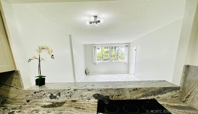 Building Photo - 1333 E Hallandale Beach Blvd