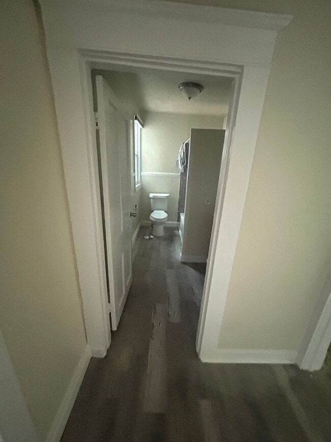 Building Photo - 5 bedroom 1.5 bath