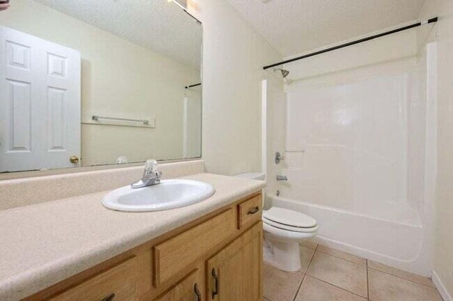 Building Photo - Move in ready Townhome in Fort Walton Beach close to Eglin AFB!
