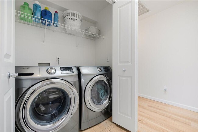 Building Photo - Crisp, Updated Townhome Near Nike & Shopping