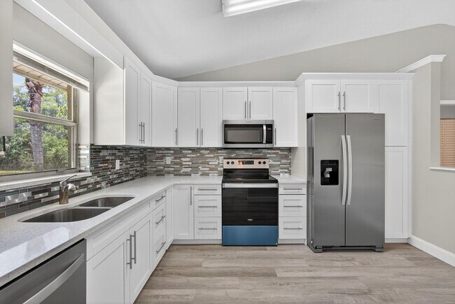 Building Photo - 16971 Mayfair Dr E