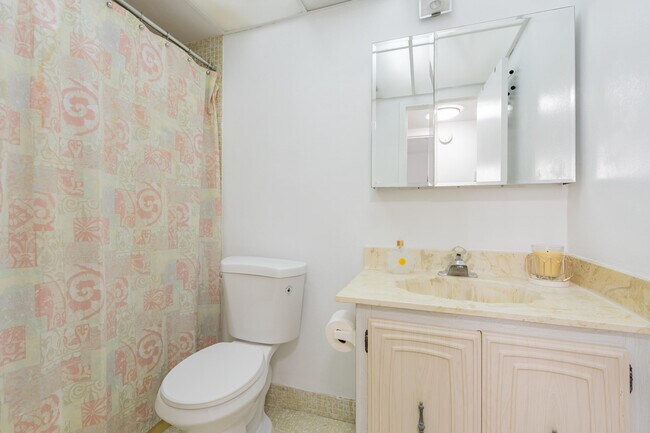 Building Photo - 2811 Somerset Dr