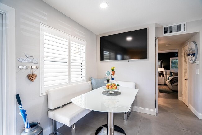 Building Photo - 100 Venetian Dr