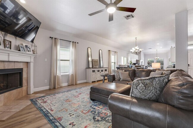 Building Photo - Beautiful house includes oversized covered Front Porch, features 4 Beds, 2 Baths, Study, Gameroom...