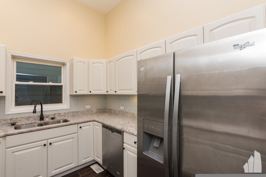 Building Photo - 3859 N Ravenswood Ave