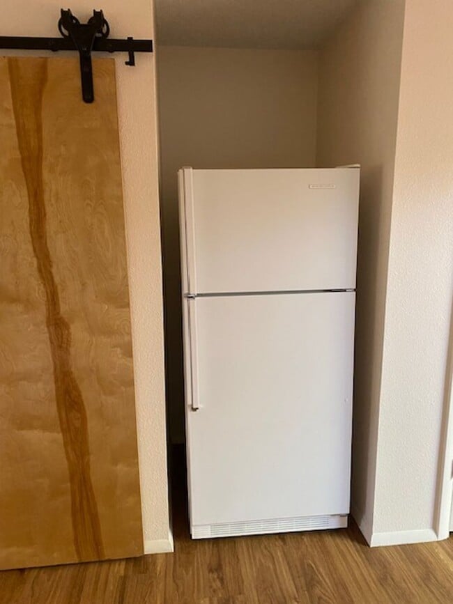 Building Photo - 2 bedroom, 1.5 bath Townhome  $1600/month