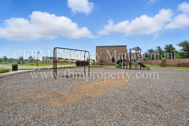 Building Photo - 2121 Luna Dr