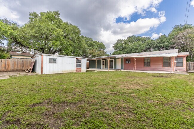 Building Photo - 422 Sandalwood Ln