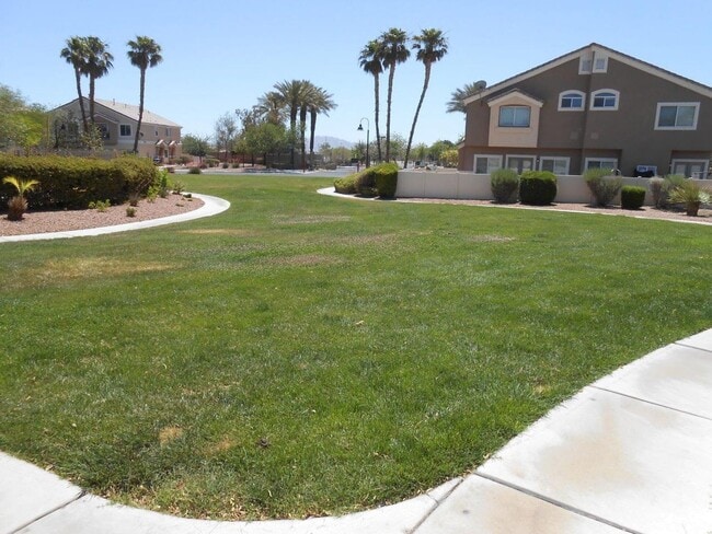 Building Photo - Beautiful Spacious Townhome in Gated Community