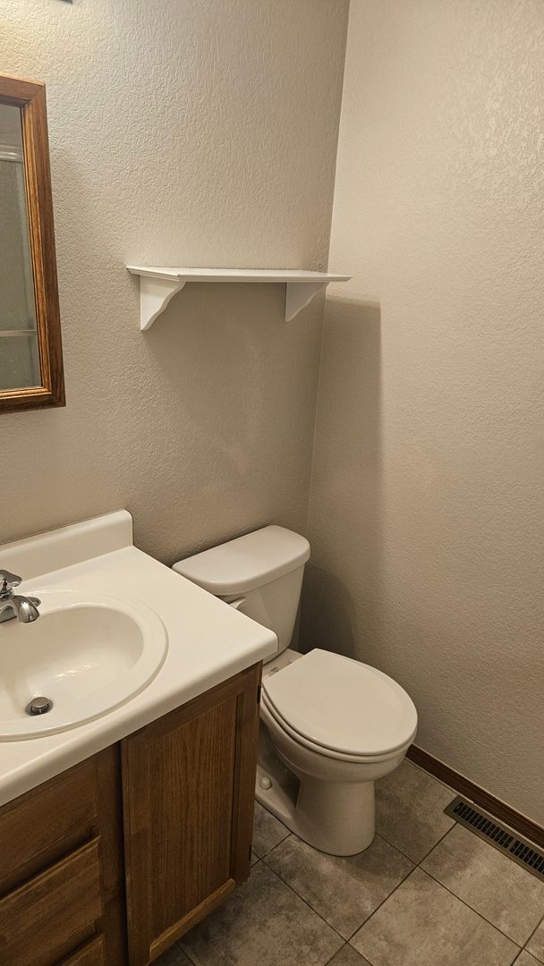 Building Photo - Clean 4 Bedroom Home near CSU