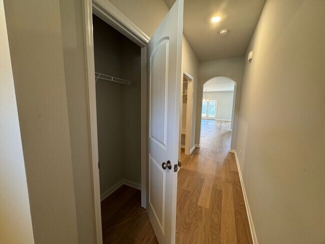 Building Photo - Spacious home with a fence, in PRIME location with a move in special