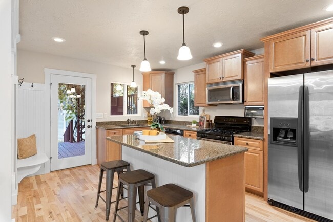 Building Photo - 3 Bedroom 3 Bathroom home in desirable North Boise.