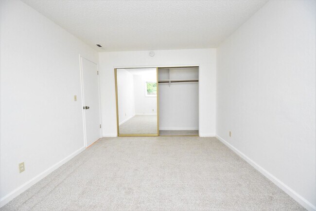 Building Photo - 3846-3846 Westporter Dr