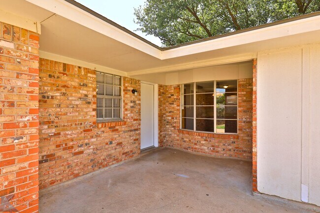 Building Photo - 3/2/2/2 AUSTIN ELEM!