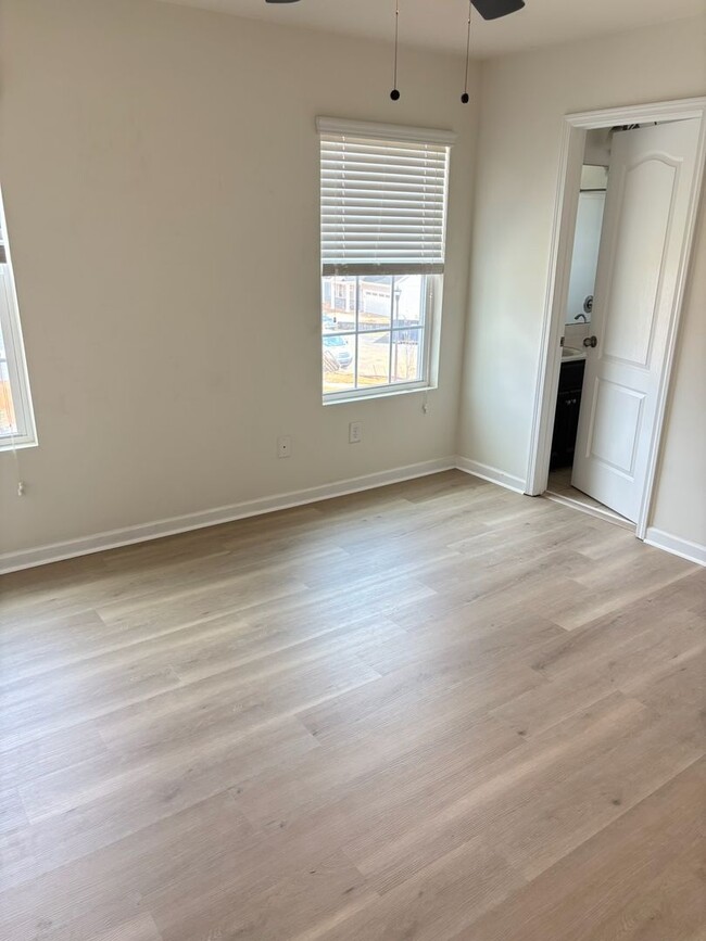 Building Photo - Renovated 3Bd, 2.5Ba End Unit Lake Norman Townhome with Fenced-in Yard and 1 Car Garage Coming Soon