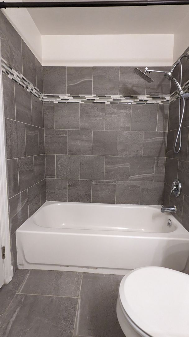 Building Photo - 5 BED/2 BATH RANCH HOME W/FINISHED BASEMEN...