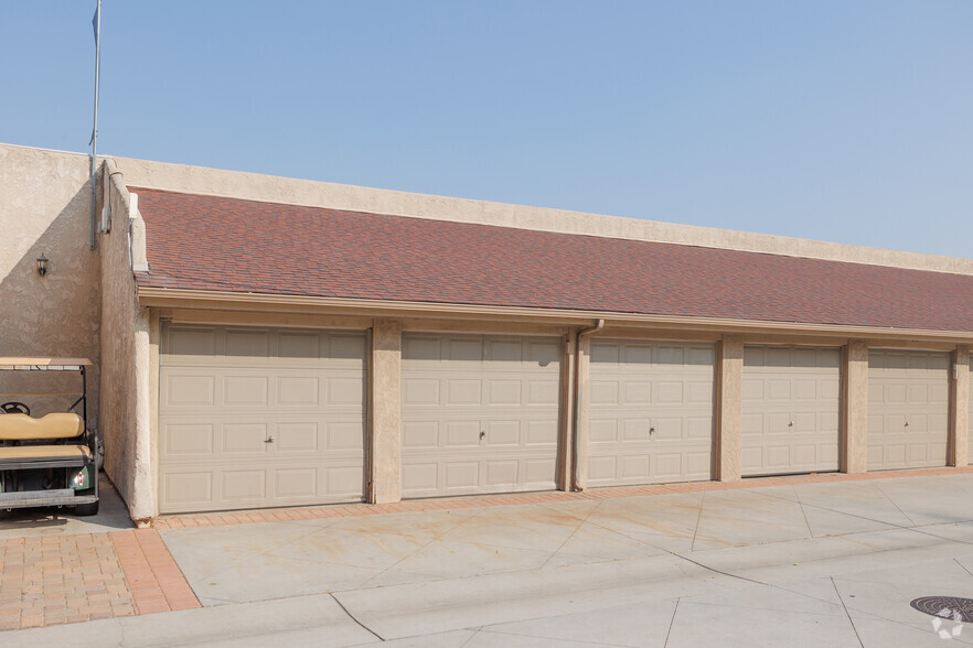 Garages - Huntington Creek Apartments