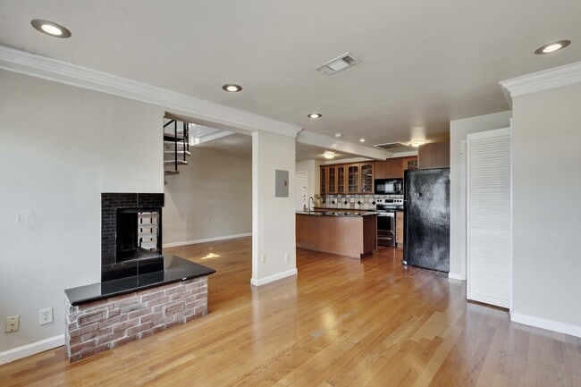 Building Photo - 8888 Tallwood Dr